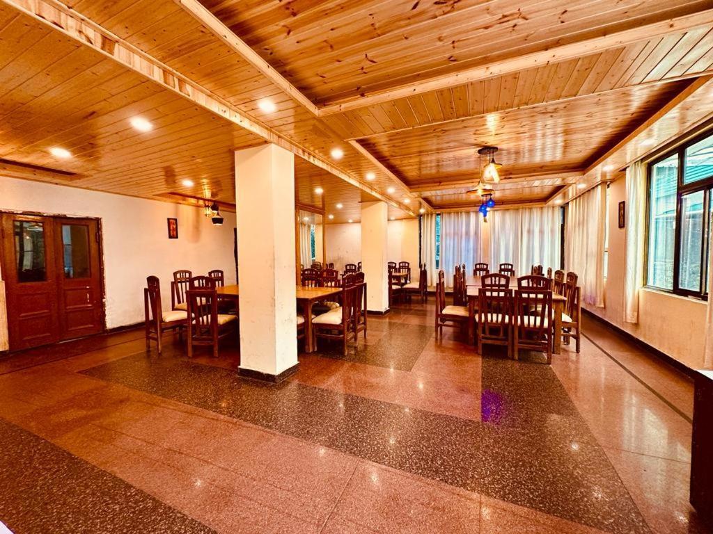 Manali Holiday Lnn - Gym, Spa, Dj Night, Pool Exteriör bild