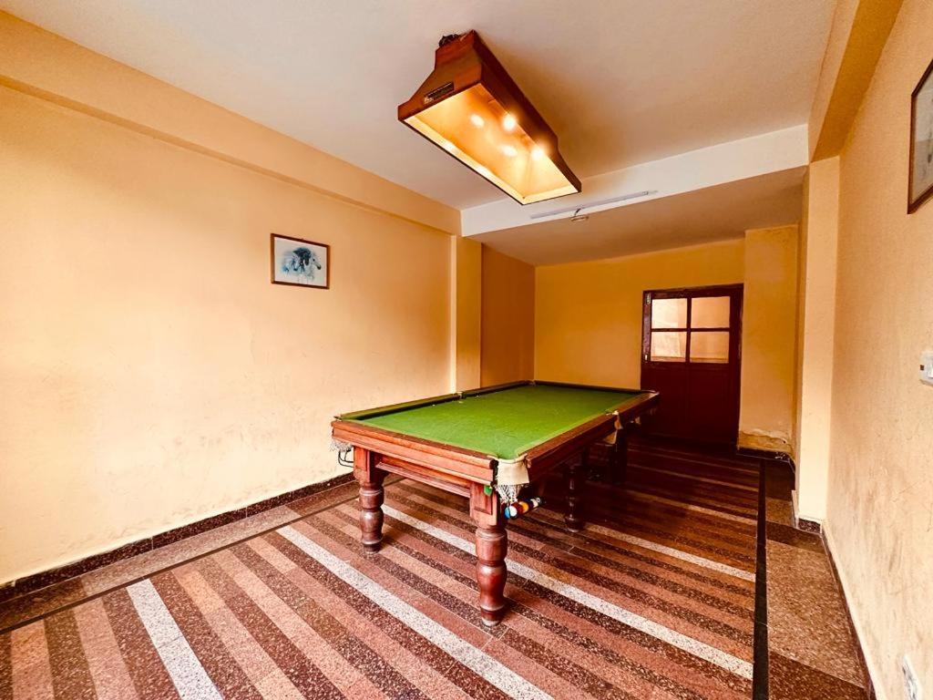 Manali Holiday Lnn - Gym, Spa, Dj Night, Pool Exteriör bild